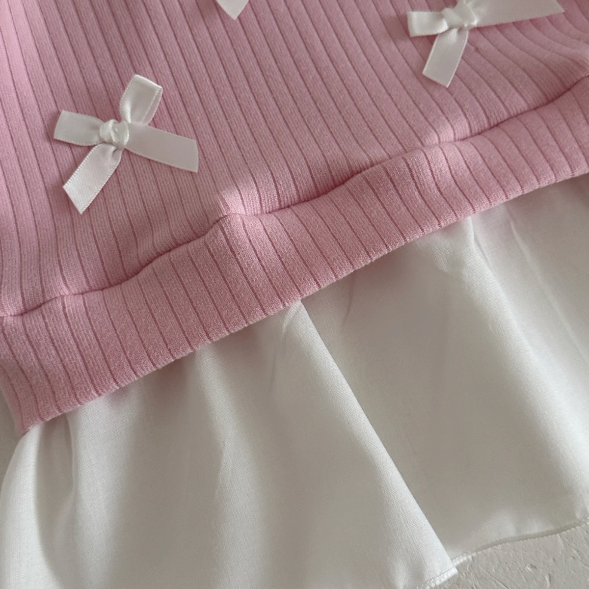 Frühlings- und Herbst-Outfit für Babymädchen: Rosa Schleifen-Set mit Schein-Zweiteiler-Kragen, Langarm-Bluse und gerippter Schlaghose, 2-teiliges Set – Detail 4