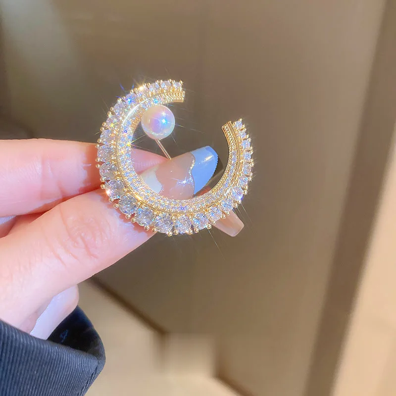 Luxury Moon Pearl Rhinestone Gold Color C Shape Brooches For Women Girls Shiny Lapel Pins Overcoat Brooch High Quality  Jewelry