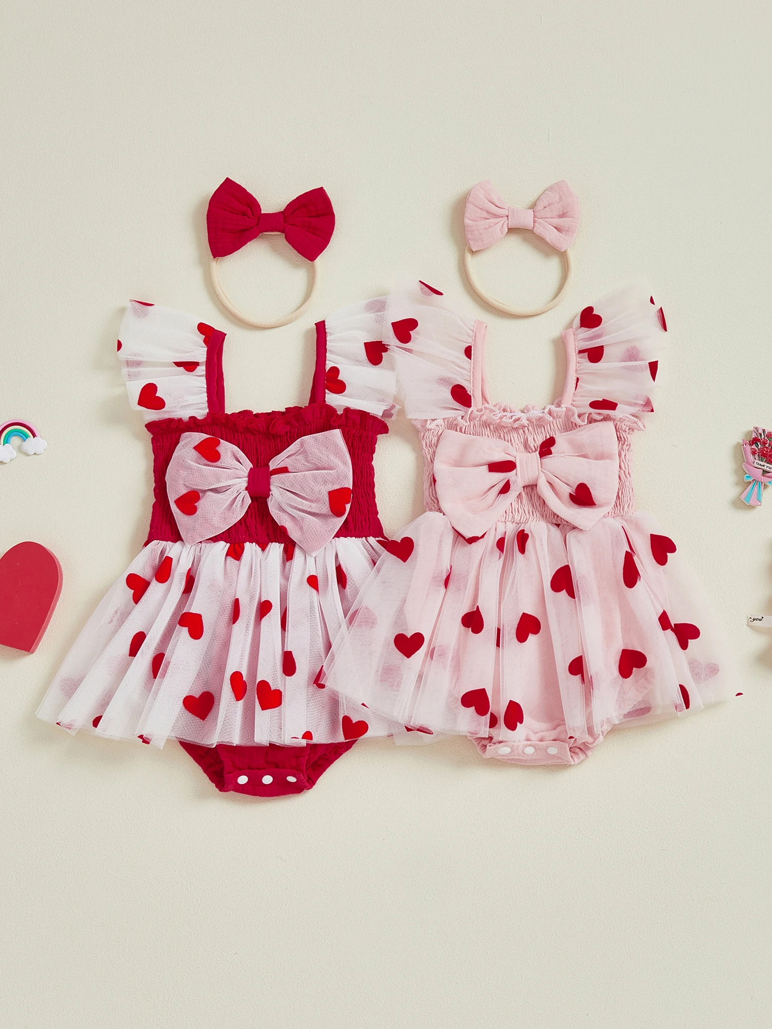 طقم قميص منقوش باللون الأحمر للأطفال الصغار في عيد الحب وسروال بحمالات مع ربطة عنق وجوارب متطابقة مكونة من 4 قطع