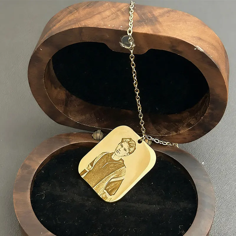 สร้อยคอแฟชั่นสตรีทแบบสั่งทำ สร้อยคอช็อคเกอร์พร้อมรูปภาพส่วนตัว สลักเลเซอร์ตามแบบที่ต้องการ ของที่ระลึกสำหรับผู้ชายและผู้หญิง