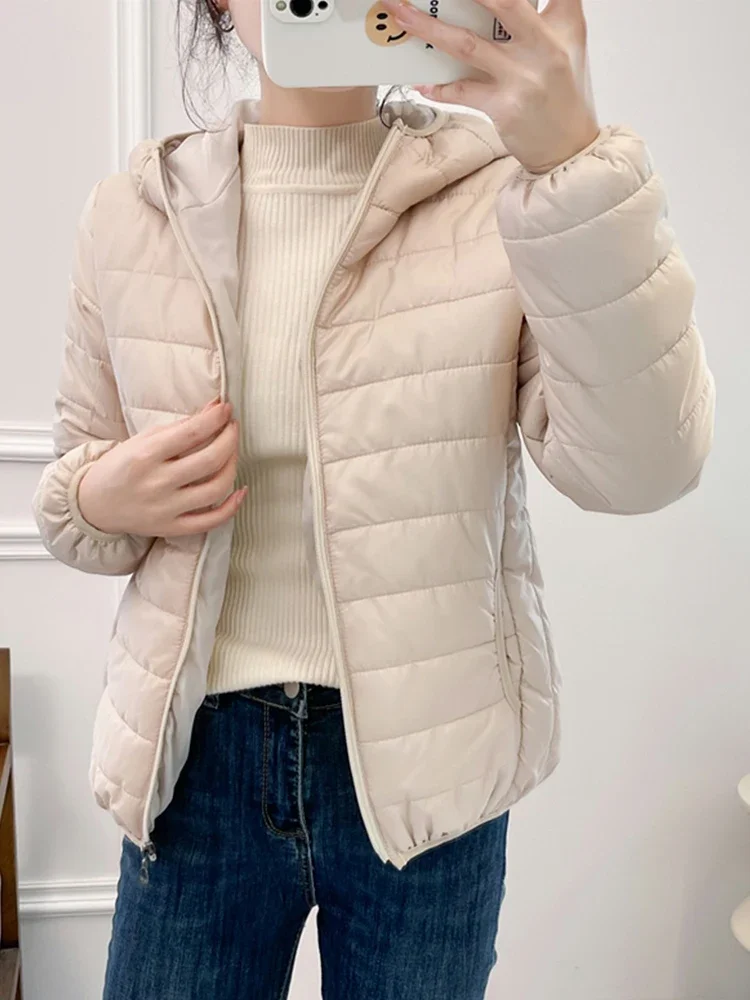 ミニマリスト軽量女性ダウンコットンジャケット 2025 新しい冬韓国スタイルフード付きキルティングパーカー女性ウインドブレーカー生き抜く