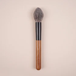 Yizhibi professional hand-made makeup brush face brush flame shape Red Squirrel mixed with high quality goat hair.