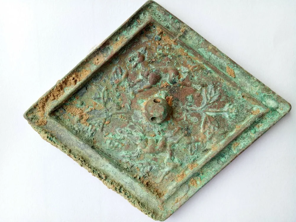 

Collection of "Auspicious Beast" Relief Bronze Mirrors of the Old Chinese Dynasty - Brass animal sculpture