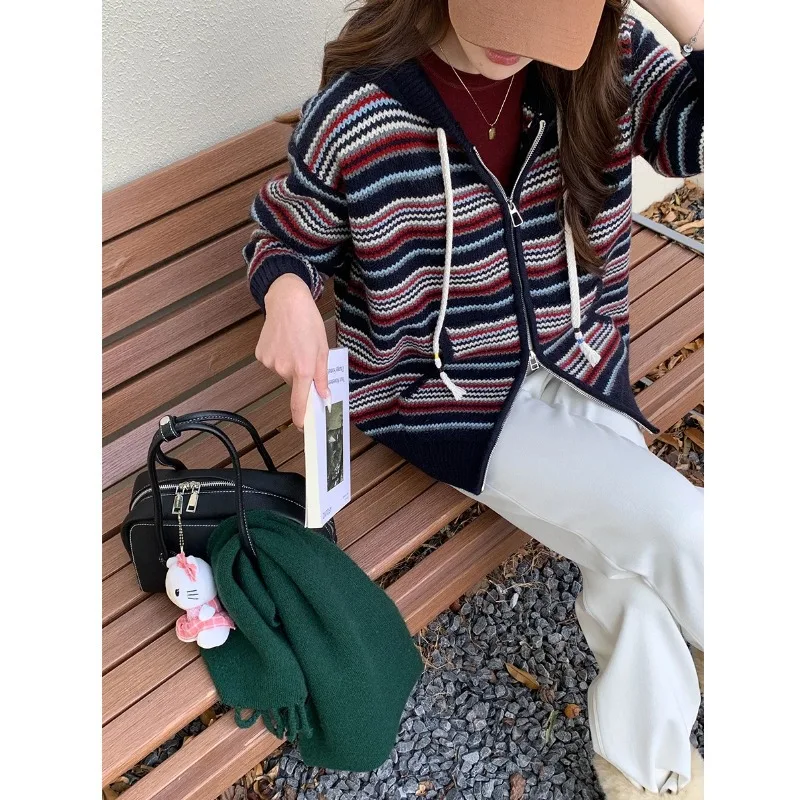 سترة محبوكة بغطاء للرأس مخططة متباينة جديدة لعام 2025 #2