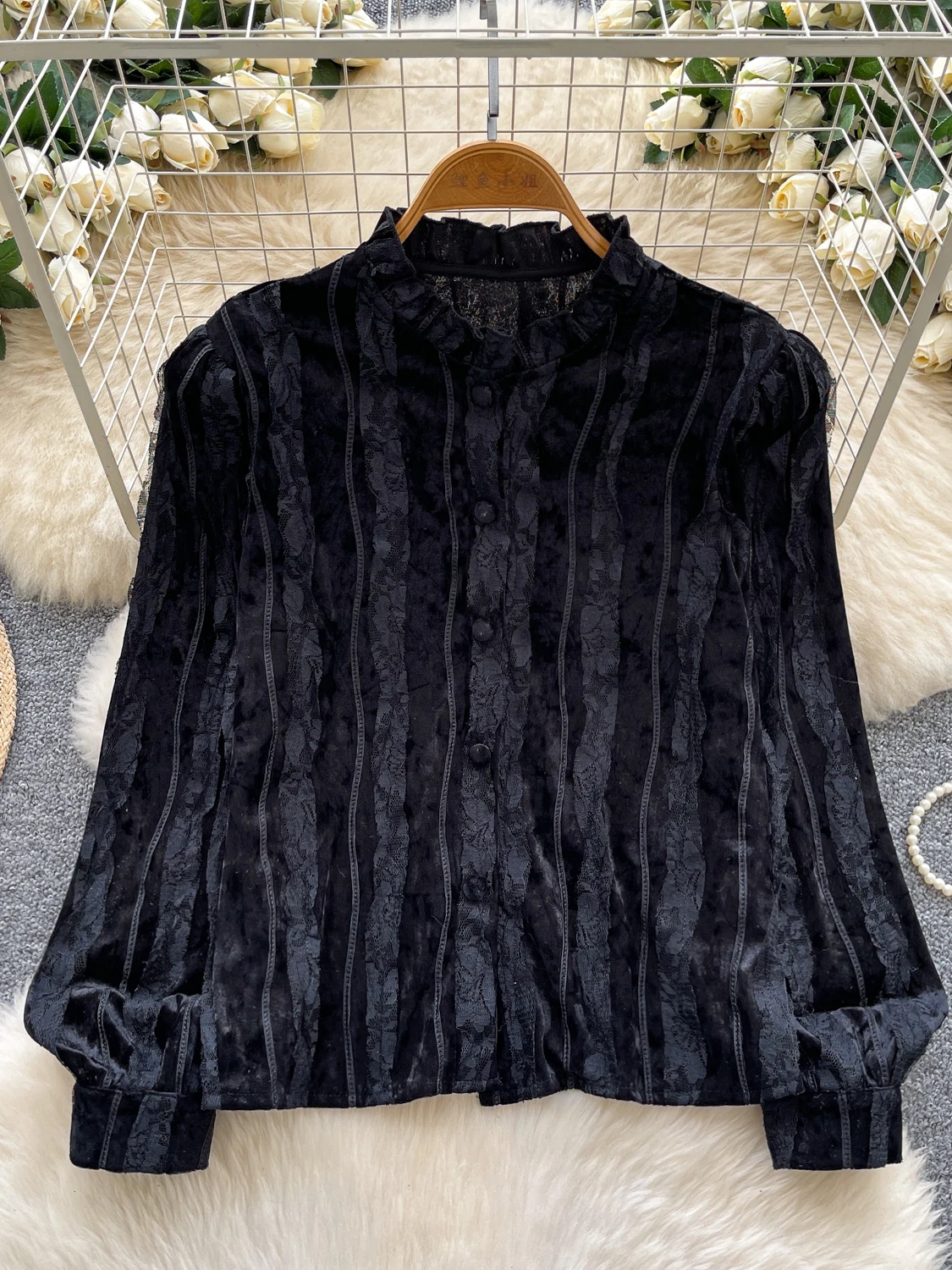 Kardigan damski z aksamitu z koronkowymi wstawkami, warstwowy, modny, jesienno-zimowy, uniwersalny, wygodny i oddychający.