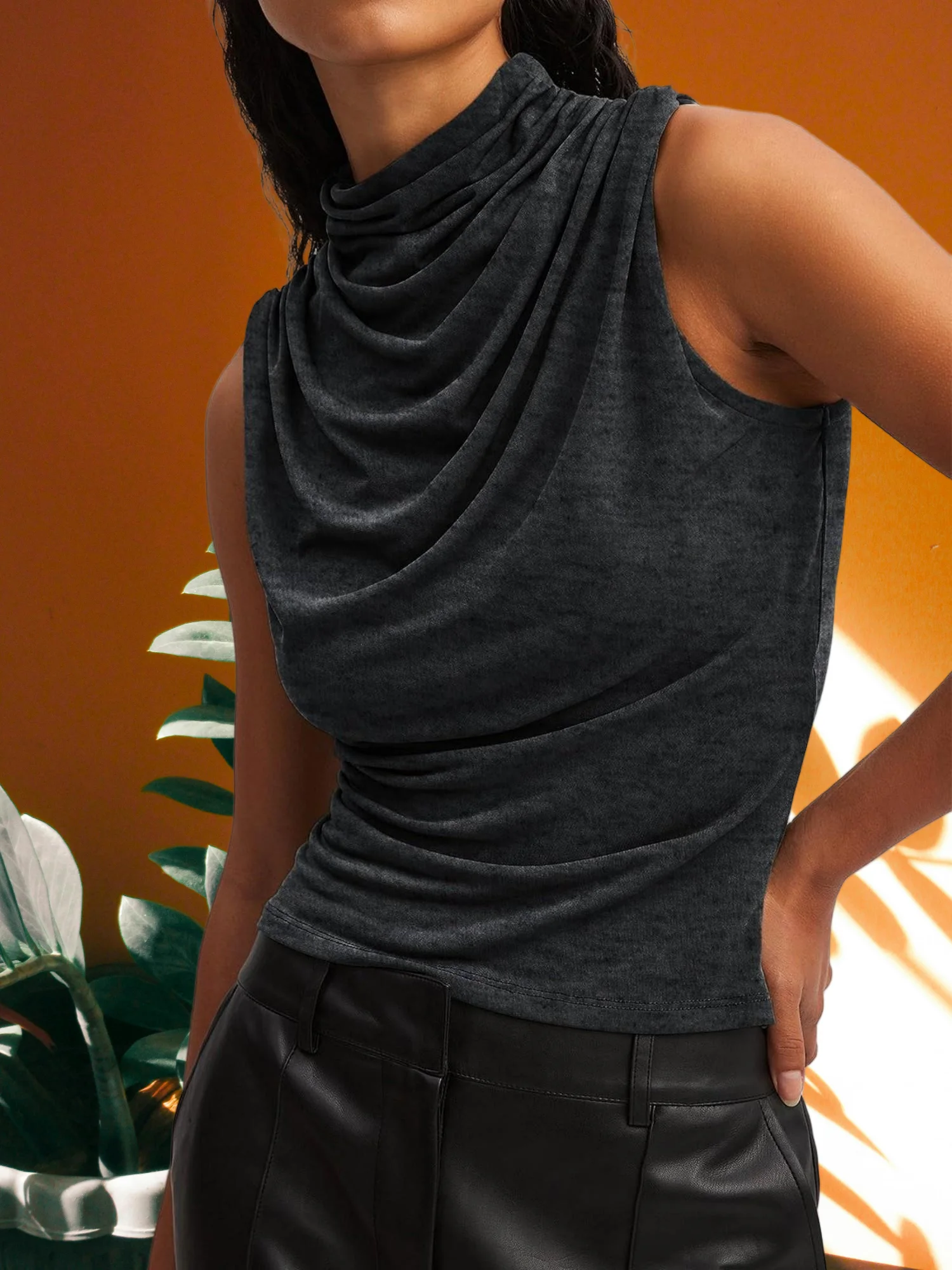 レディース カジュアル ノースリーブ モックネック タンクトップ - スリムフィット、ドレープ、シャーリングディテール、伸縮性のあるサマートップ