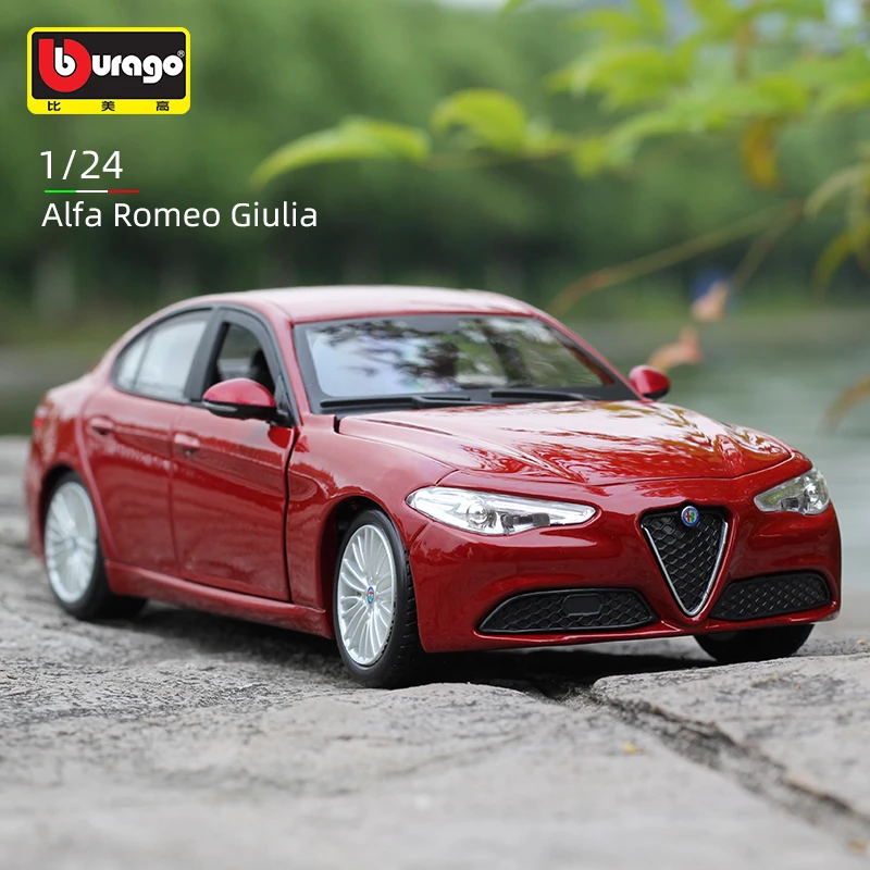 

Bburago 1:24 Alfa Romeo Giulia Alloy Luxury Vehicle Diecast Car Model Collection Gift Die Cast Toys Hobbies Collectible