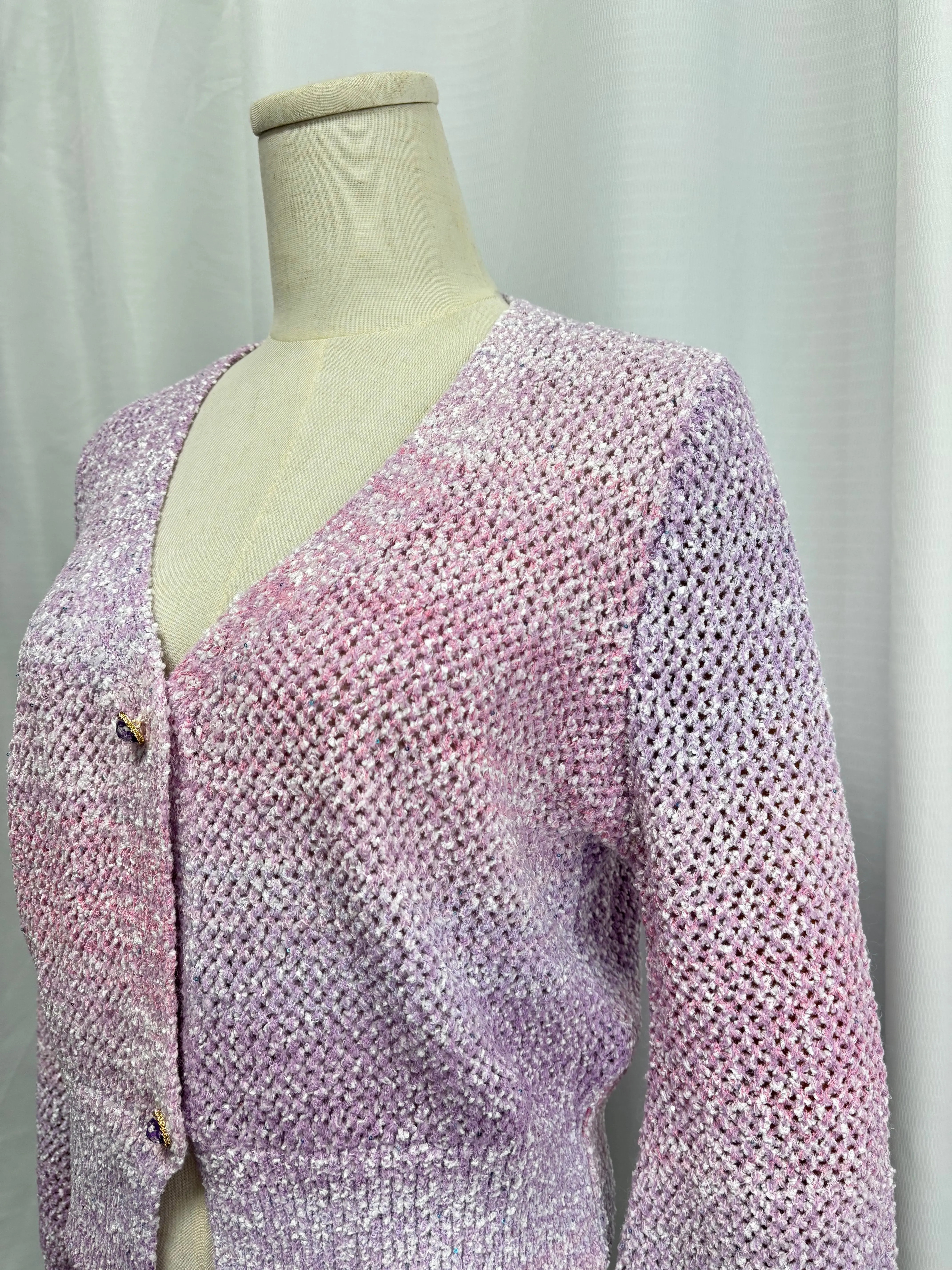 لقطة حقيقية 2025 سترة نسائية جديدة متدرجة باللون الوردي والأرجواني سترة ناعمة حلوة بأكمام طويلة ورقبة مستديرة رائعة محبوكة قمة الموضة T #2