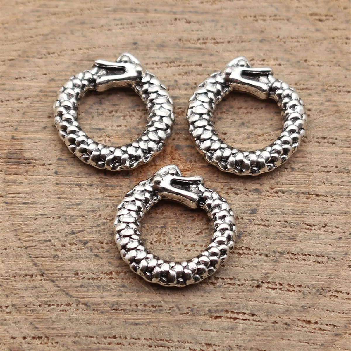 

40 шт., 13x12 мм (0,51x0,47 дюйма), подвески-шармы в форме круга Уроборос цвета античного серебра, аксессуары для изготовления ювелирных изделий своими руками