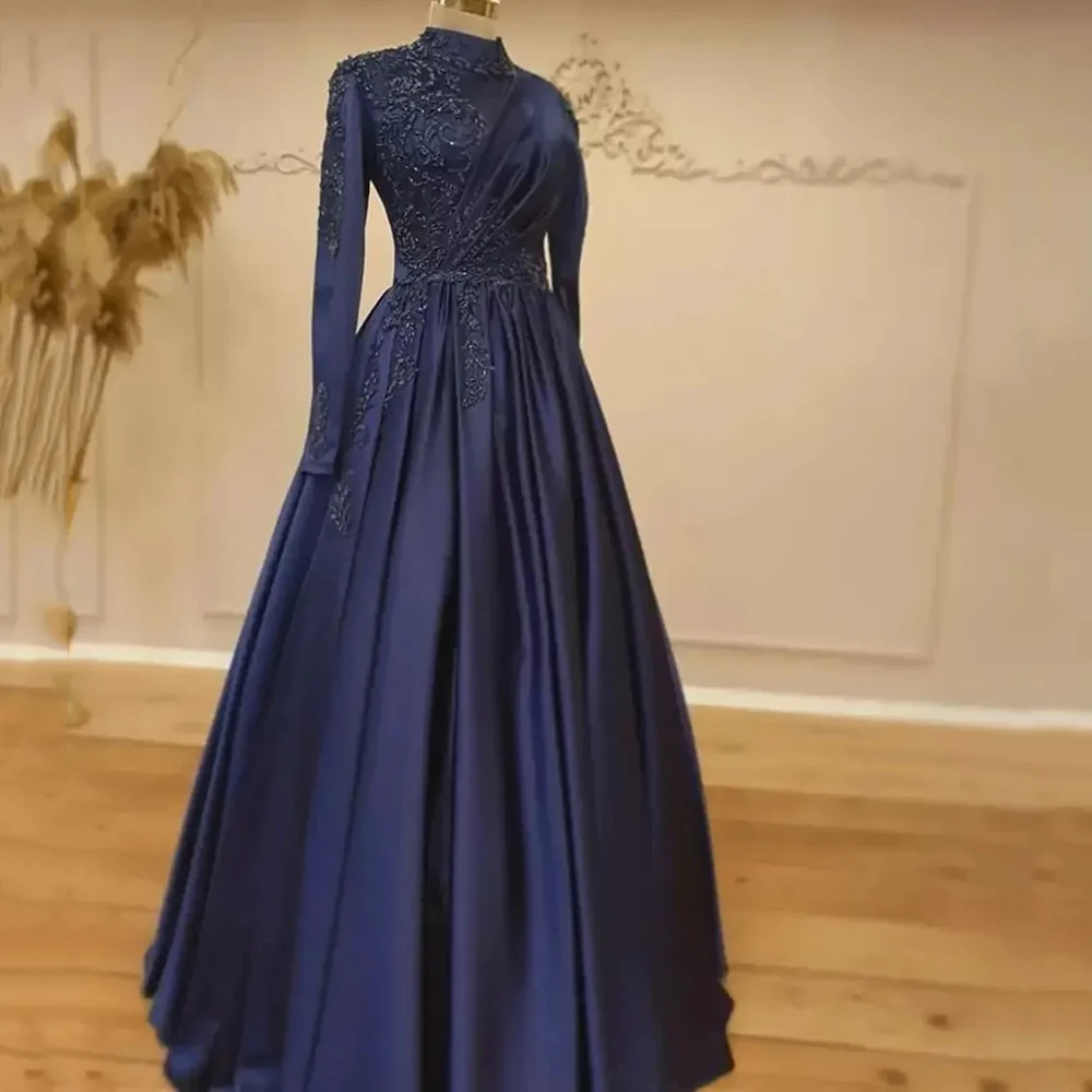 Elegante Abendkleider in A-Linie mit Perlenstickerei in dunklem Marineblau, Stehkragen, lange Ärmel, Applikationen, bodenlang, bescheidene formelle Ballkleider