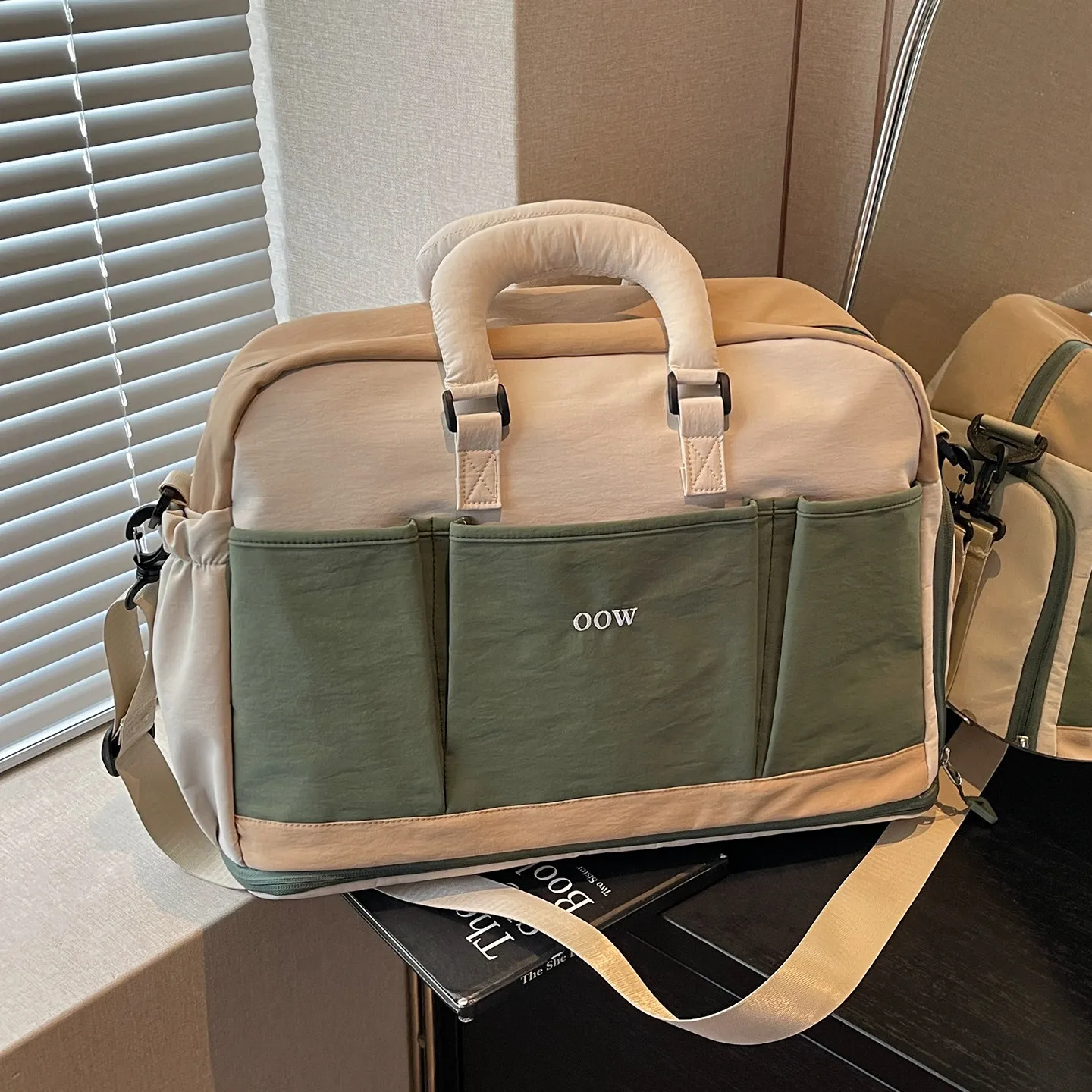 borsa-da-viaggio-alla-moda-capiente-con-design-a-blocchi-di-colore-leggera-e-portatile-ideale-per-la-palestra-da-portare-a-mano-o-come-bagaglio-a-mano-borsa-per-riporre-oggetti