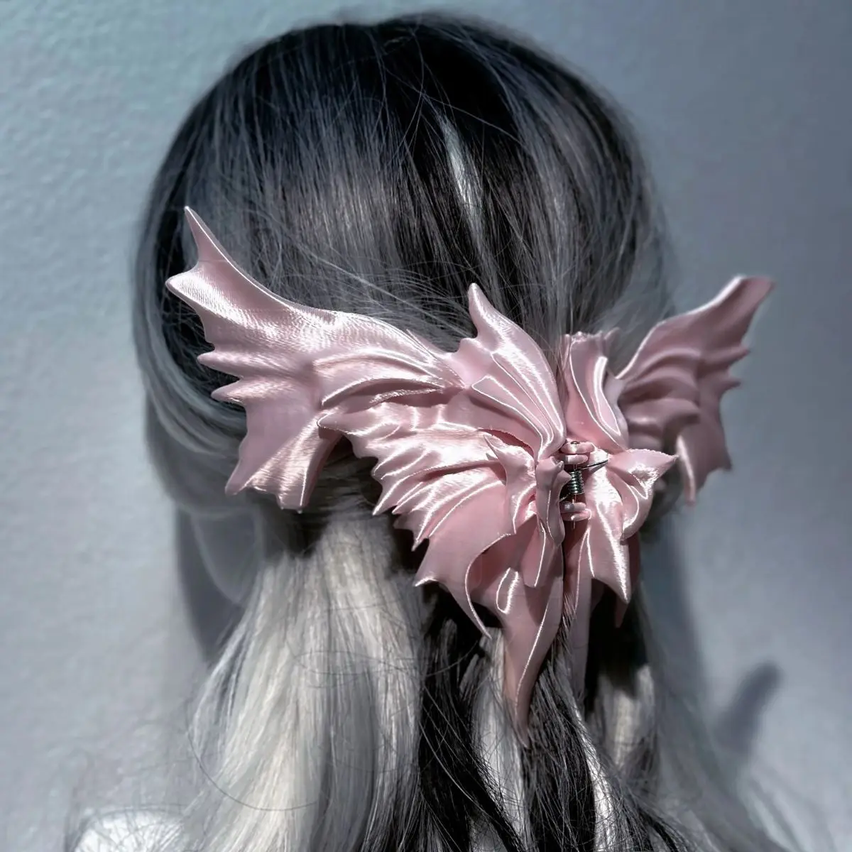 

Заколка для волос в виде гигантского рыбьего плавника | Серия Dream Haven - Заколка для волос ручной работы с мистическими существами и морской тематикой, доступно 8 цветов.