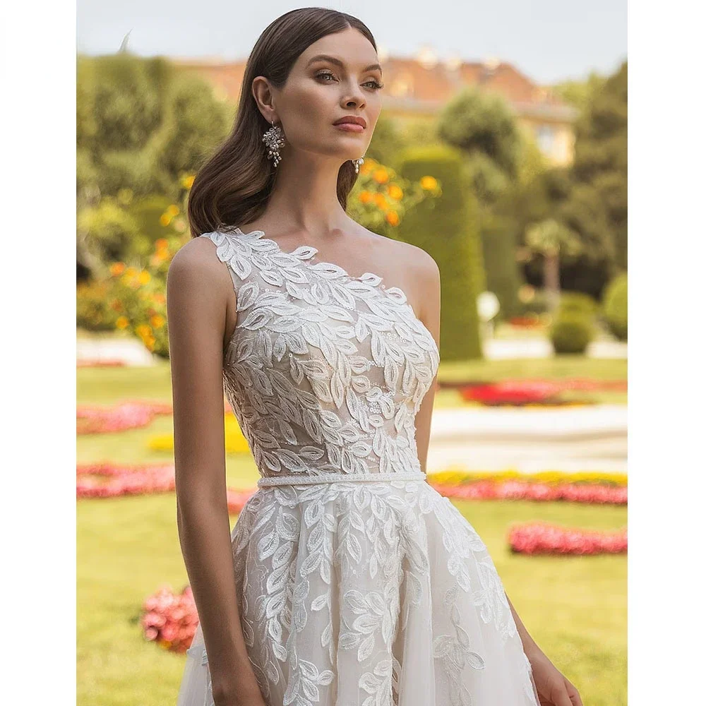 أحدث فستان زفاف بسيط للنساء 2026 فستان زفاف رائع بكتف واحد مزين بحزام على الطراز العتيق رداء De Marié