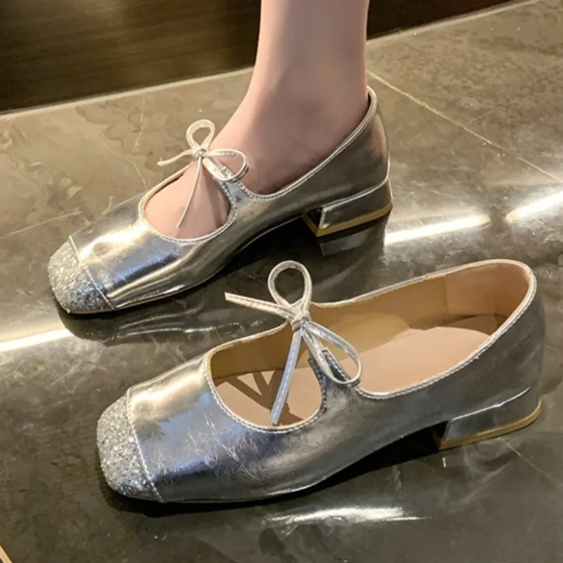 2025 春の新フレンチシングルシューズ女性のフラットボウソフトソールダイヤモンドデザイン浅い口のカラーマッチングメリージェーン靴