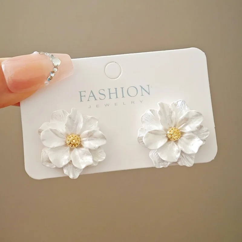 Big White Camellia Flower Stud Earring for Women French Retro Elegant Korean Sweet Resin Ear Wedding Party Jewelry Gift