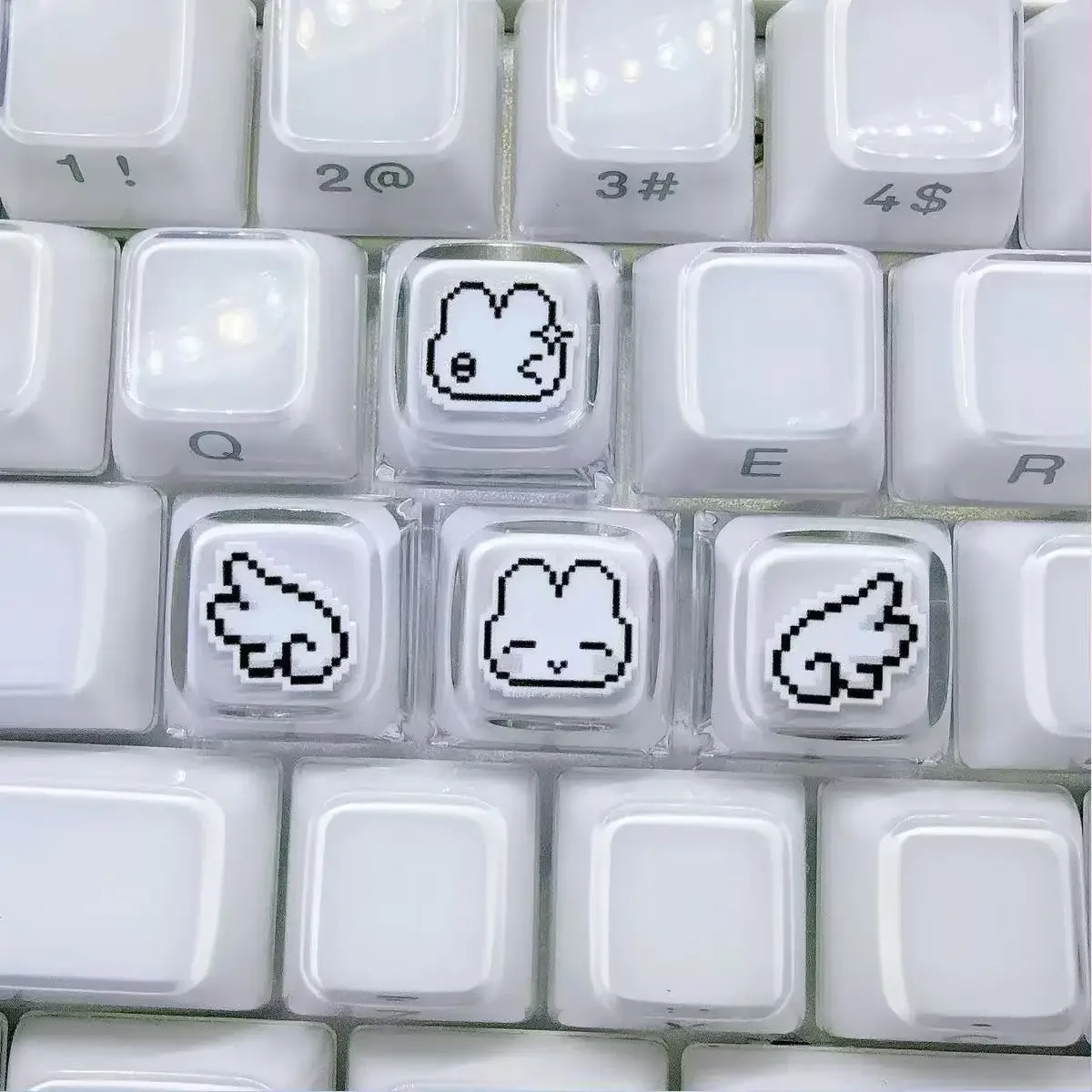 Juego de 4 teclas con diseño de conejito pixelado y expresiones divertidas para teclados mecánicos, teclas personalizadas para teclados de juegos, regalos para niñas.