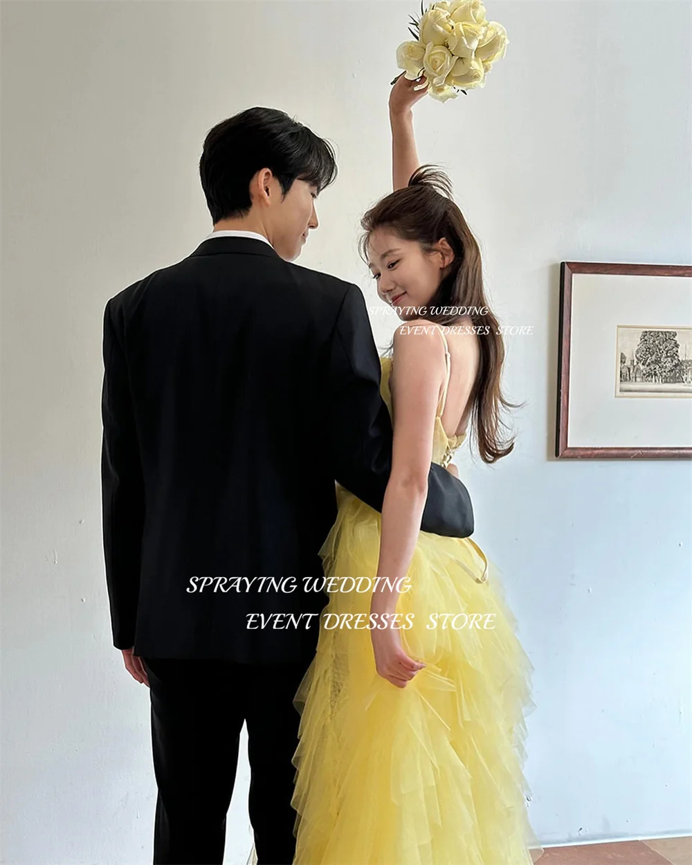 Sukienka ślubna Koreański sesja zdjęciowa Prosty dekolt w serek Tiulowe ramiączka Spaghetti Długa warstwowa plisowana suknia balowa Gorsetowy tył Bufiasta spódnica