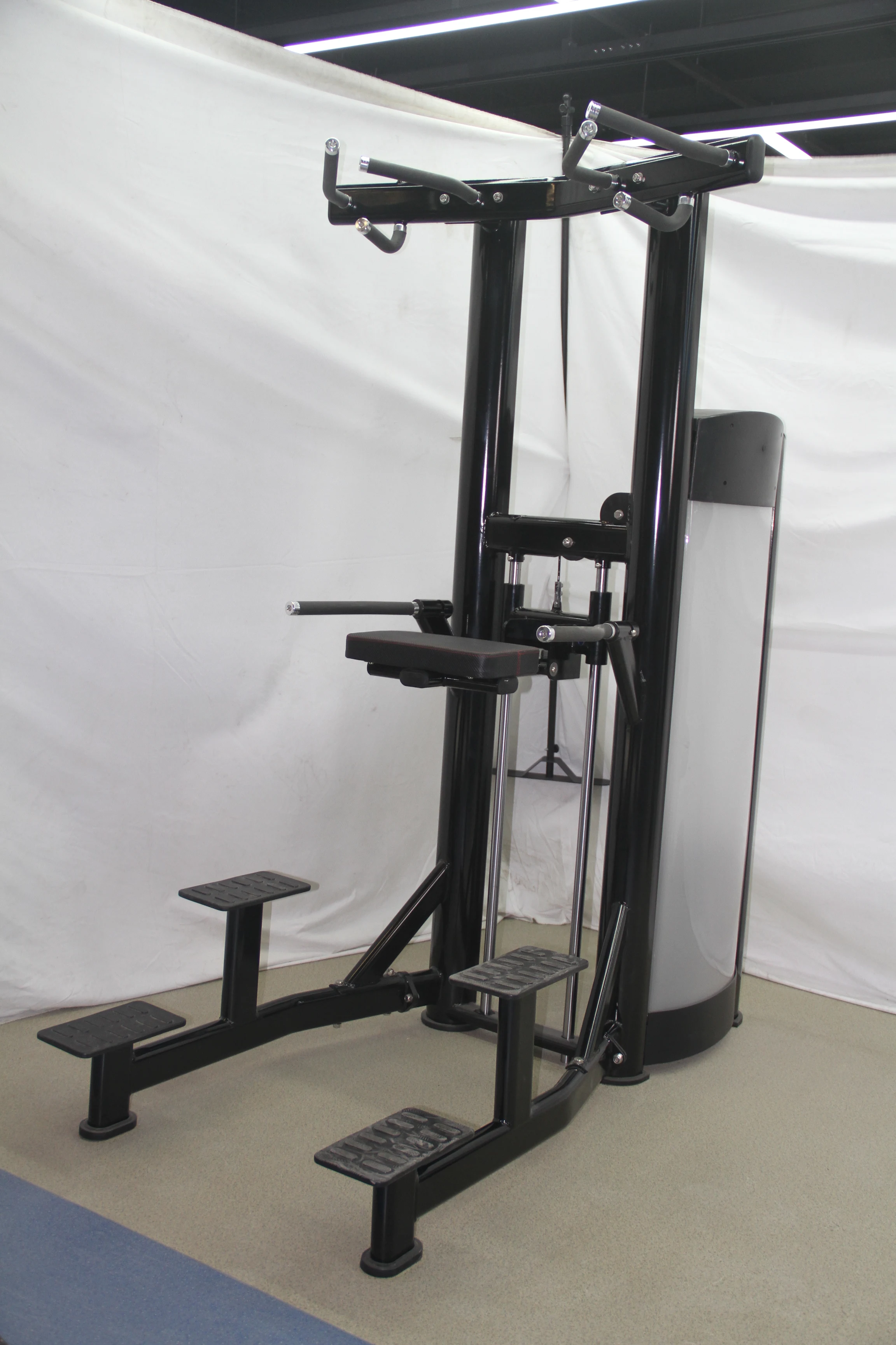 Máquina de dominadas asistida profesional Equipo comercial de entrenamiento de fuerza de hombros y espalda 2025