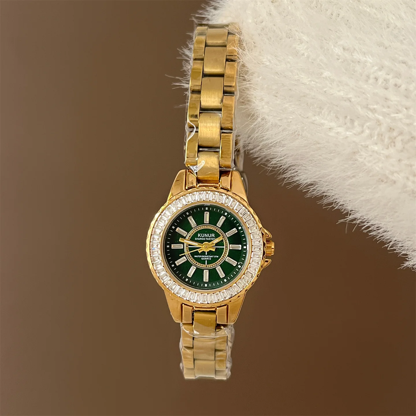 Montre pour femme avec bracelet rond en acier exquis avec petit cadran, sélection de montres et d'accessoires à la mode et haut de gamme.