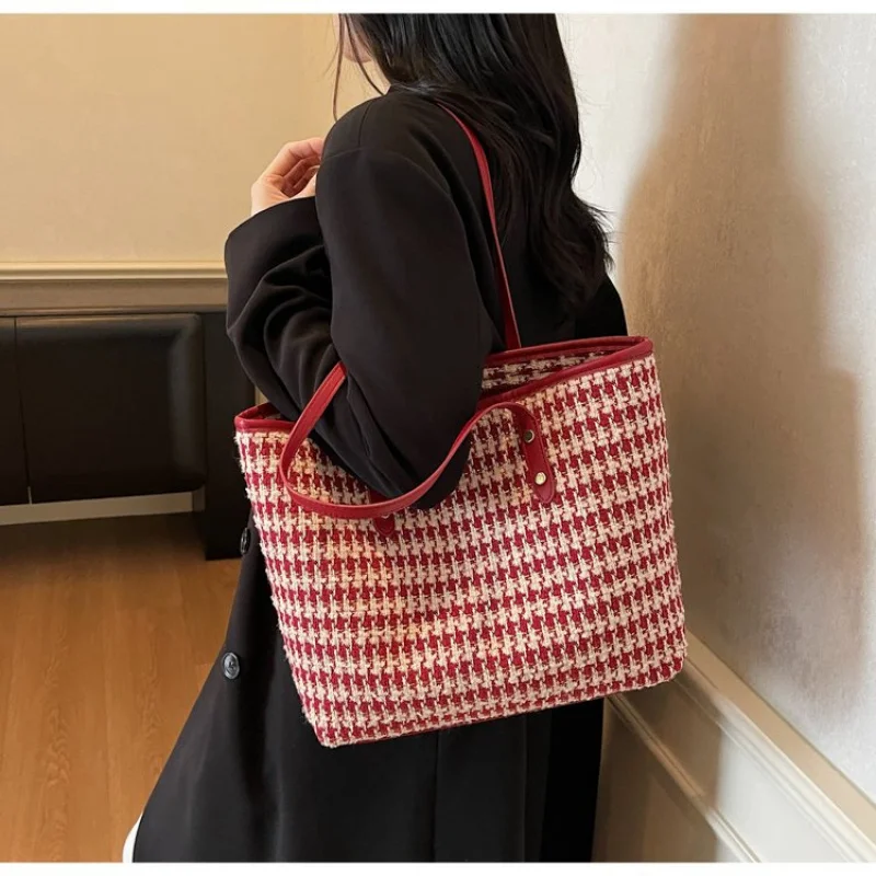 

High-End Ladies Messenger Bag Crafted From Arrow-Patterned Leather Featuring Casual Simple Vintage And Paris Daily Look