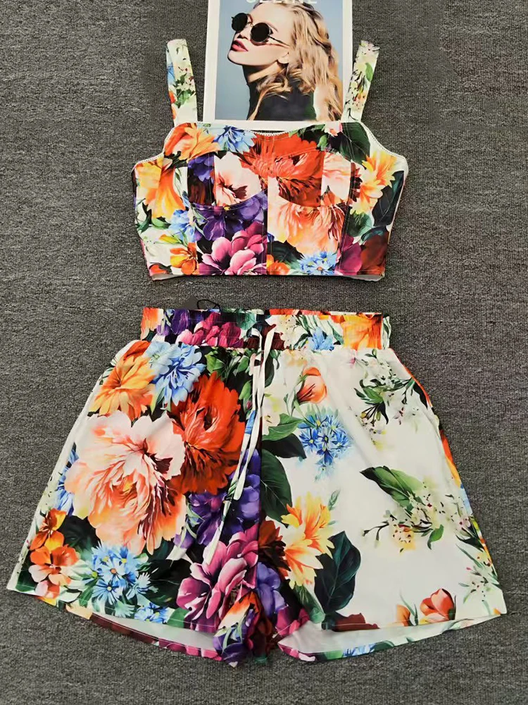 

2025 Summer Women's Fashion set: Two-piece retro printed strapless halter shirt + Loose wide-leg shorts with elastic waist