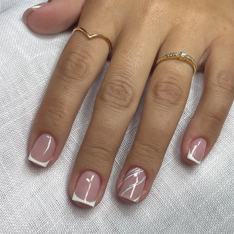 24pcs uñas postizas blancas francesas con diseño de diamantes, uñas press-on cortas cuadradas de cobertura completa con brillo y moños de ballet 4