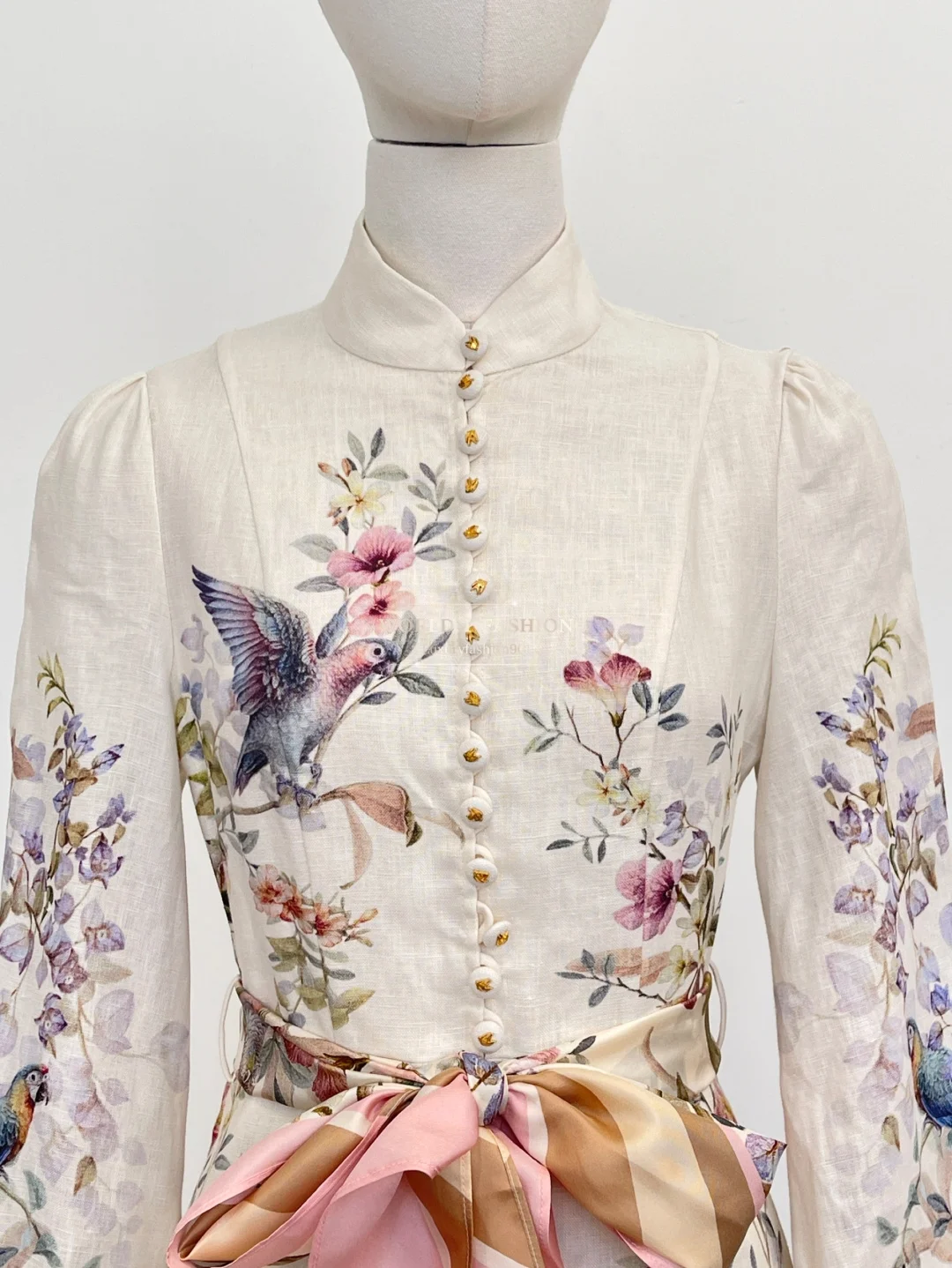 فستان ميدي بأكمام طويلة وطبعة طيور بيضاء لعام 2025 جديد