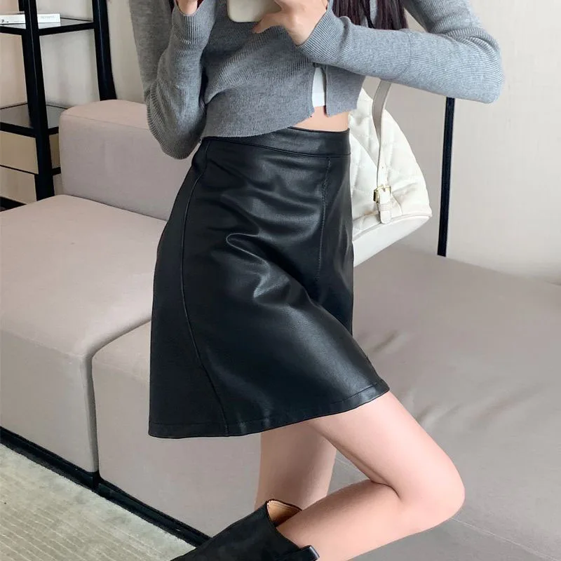 أسود بولي Leather الجلود التنانير الصغيرة النساء 2025 جديد الخريف الشتاء الكورية موضة عالية الخصر Bodycon تنورة السيدات التخسيس التنانير القصيرة