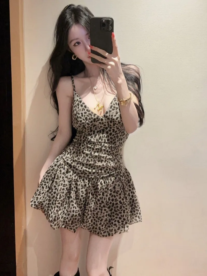 

Retro Sexy Leopard Print Halter Dress Women's Pure Desire V-neck Pleated Waist-cinched Slim Short Skirt Summer Fashion