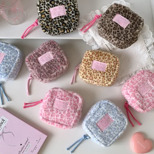 Imagen 2 del producto Bolsa de cosméticos cuadrada de felpa con estampado de leopardo, bolsa de toallas sanitarias portátil para niñas, bolsa de maquillaje pequeña para estudiantes, monedero con cremallera, tarjetero
