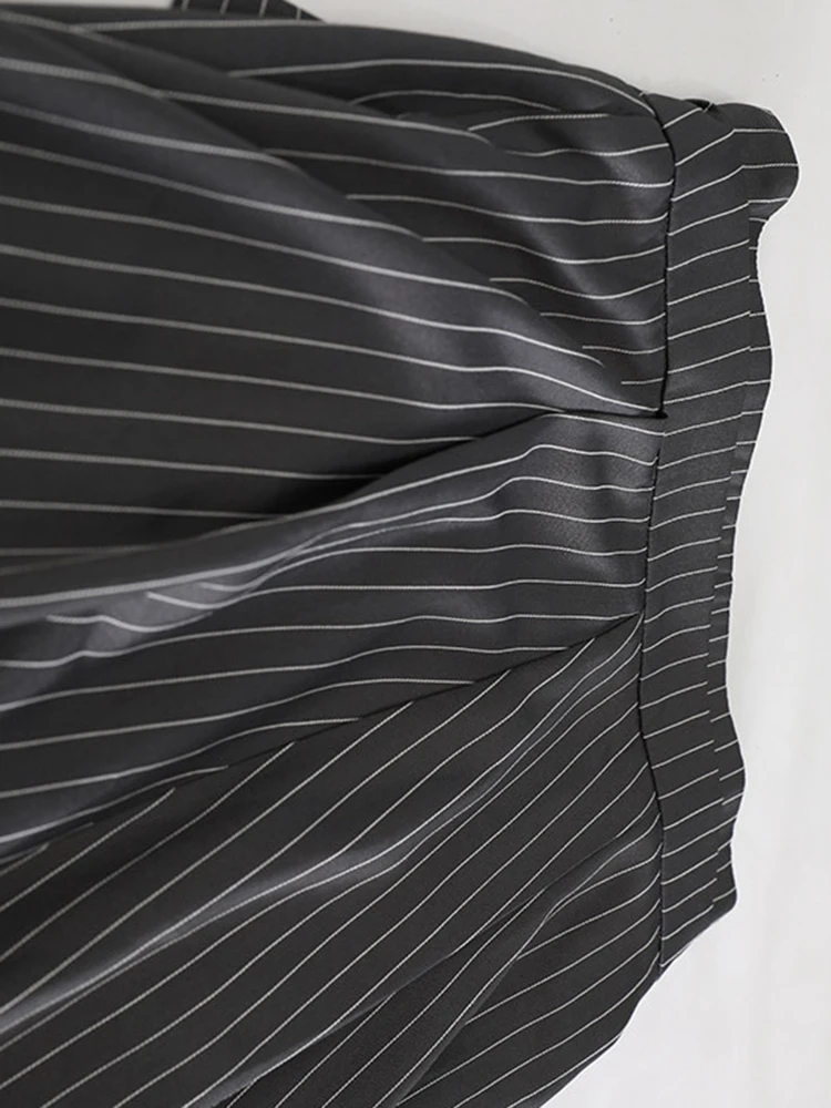 [EAM] High Waist Gray Striped Irregular Pleated Elegant A-line Half-body Skirt Women Fashion Tide New Spring Autumn 2026 1DJ7864