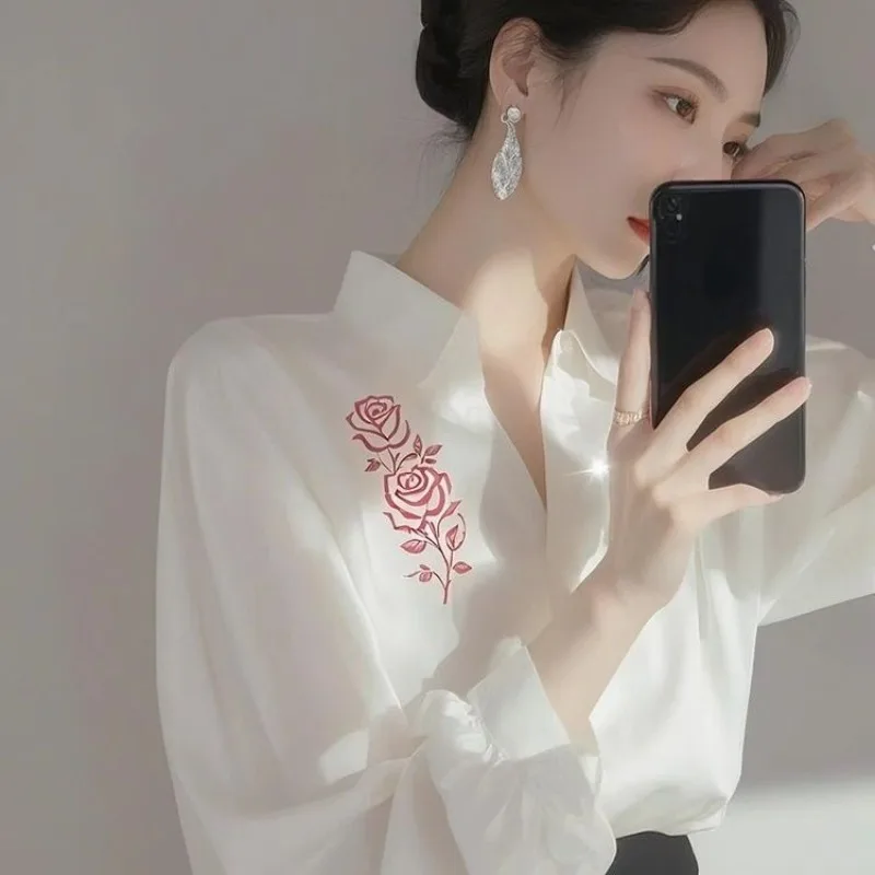 Commuter temperamento branco impresso nicho feminino 2025 verão novo estilo francês ins chique único bonito camisa topo