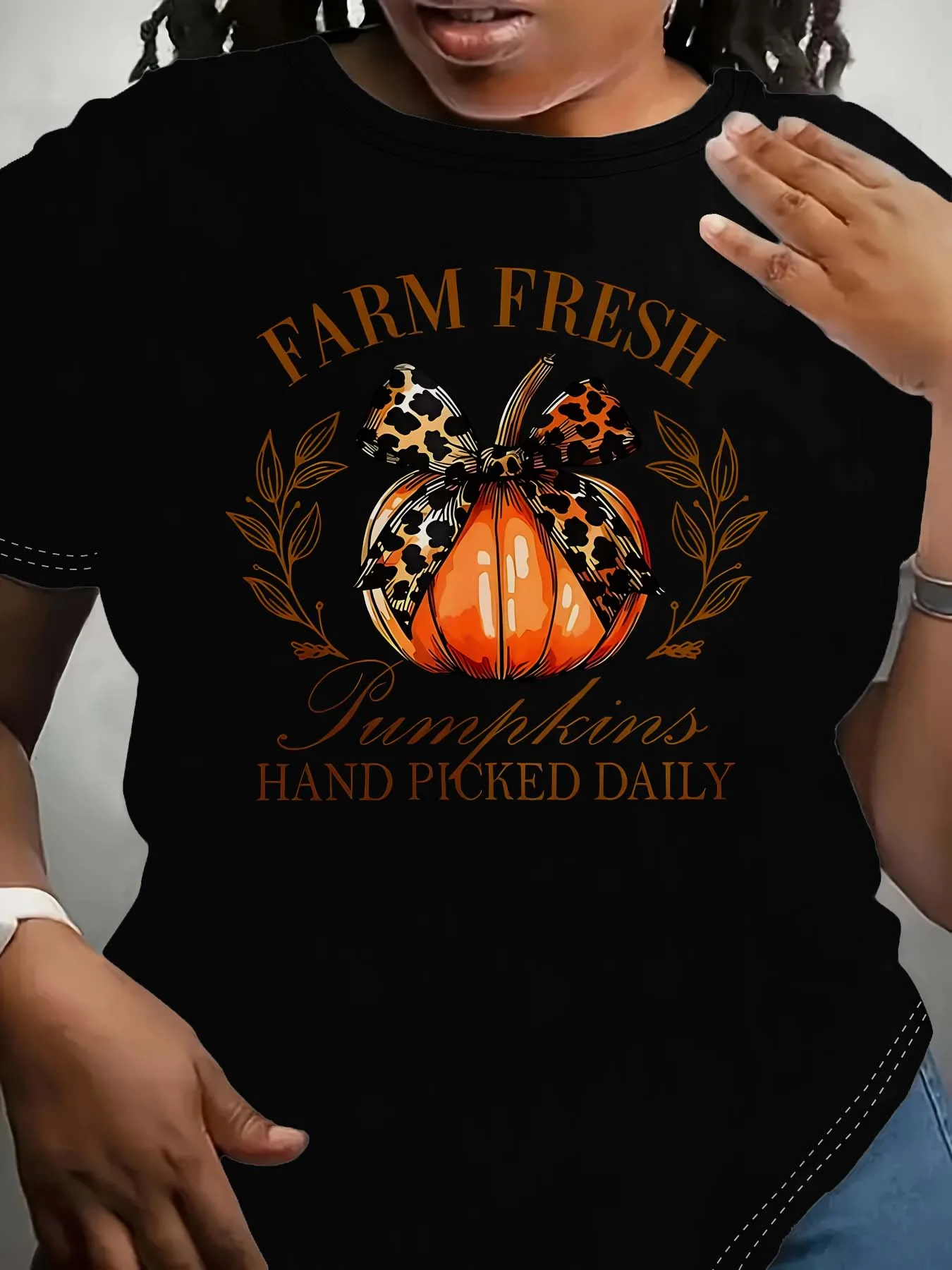 Motivo di zucca fresca da fattoria elegante di grandi dimensioni con abbigliamento di eleganza quotidiana raccolto a mano