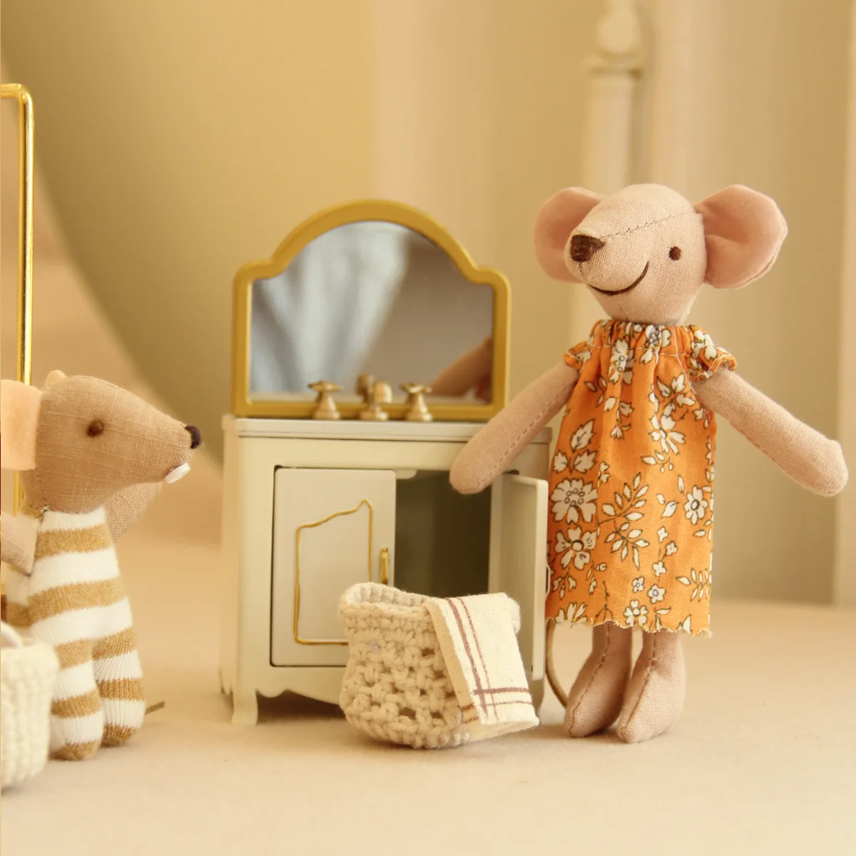 صندوق حديد لحكاية الرياح الخيالية، دمية فأر صغير من نسيج القطن والكتان، دمية صغيرة