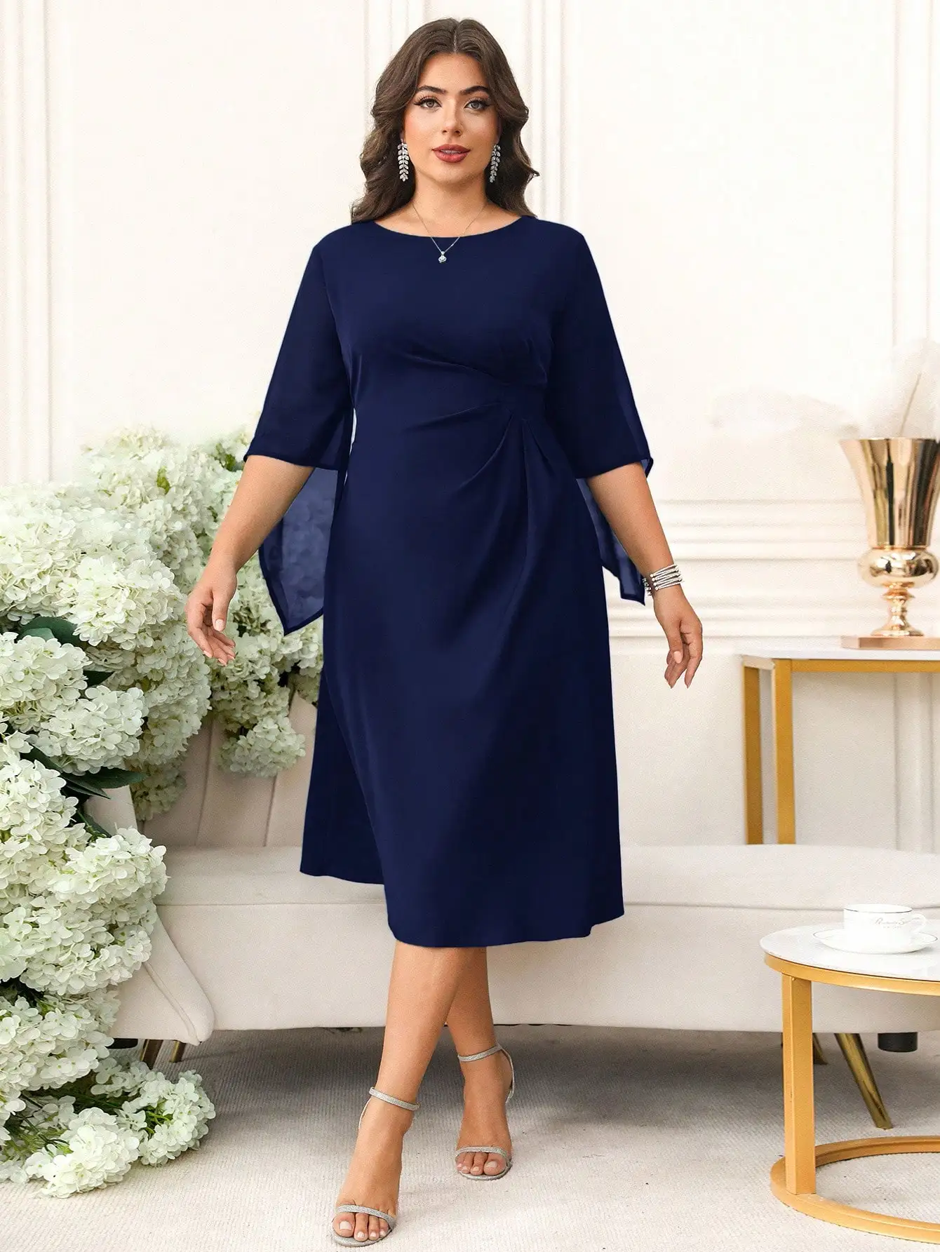 

Элегантное темно-синее платье больших размеров с круглым вырезом, рукавом до локтя и приталенной талией
