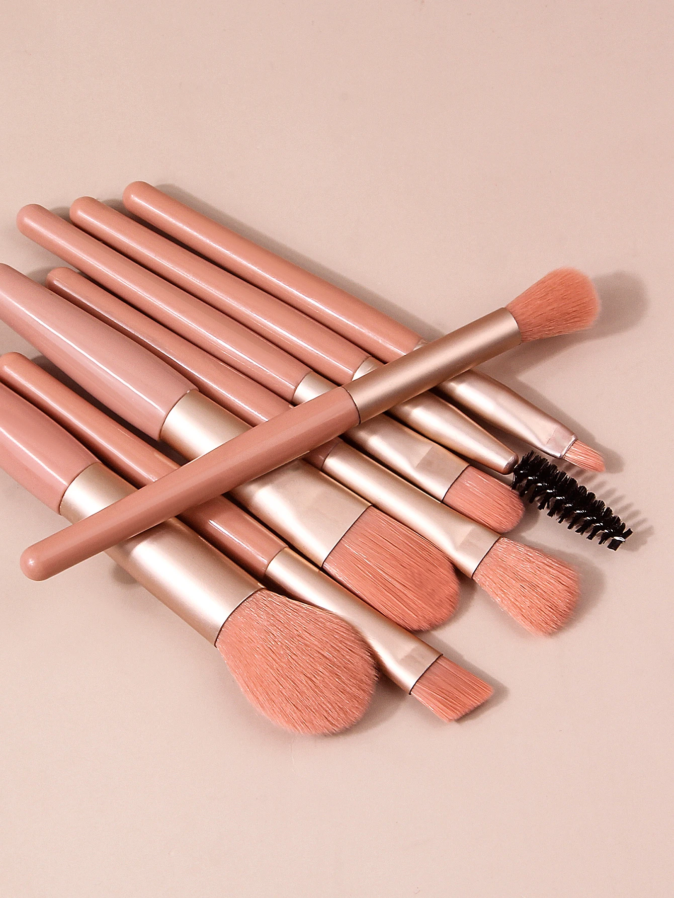 The 7Pcs beginner makeup brush set includes foundation brushes, blush brushes, eyeshadow brushes,mascara brushes and lip brushes