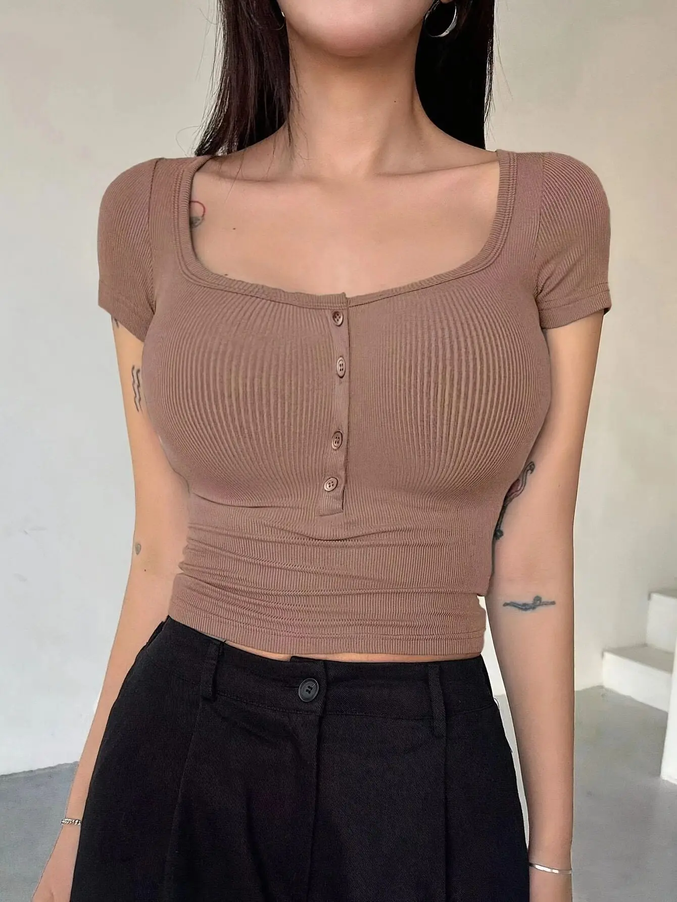 تي شيرت نسائي محبوك أنيق على الطراز الأوروبي بقصة ضيقة مع زر نصف بلاكيت تصميم مضلع بلوزة كاجوال عصرية #3