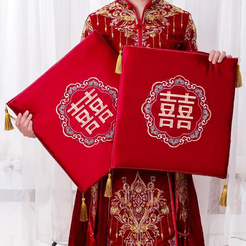 

Набор для свадебной церемонии: чашки и пиалы для чая, подушка для коленопреклонения для невесты и комплексный набор для свадебного торжества.