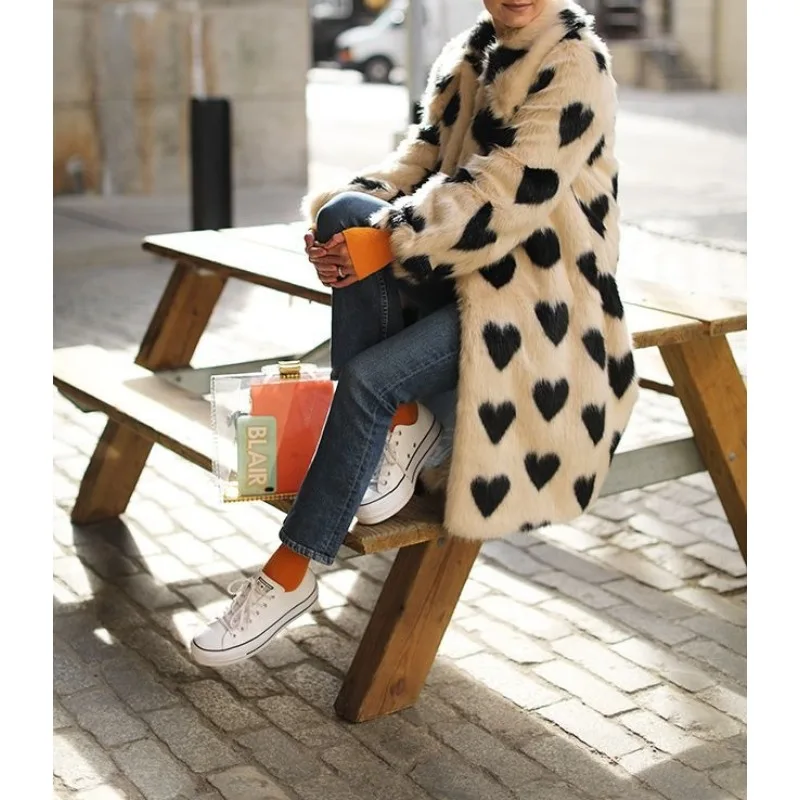 معطف طويل من الفرو الصناعي مع معطف سميك جديد على شكل قلب أبيض قطيفة للنساء