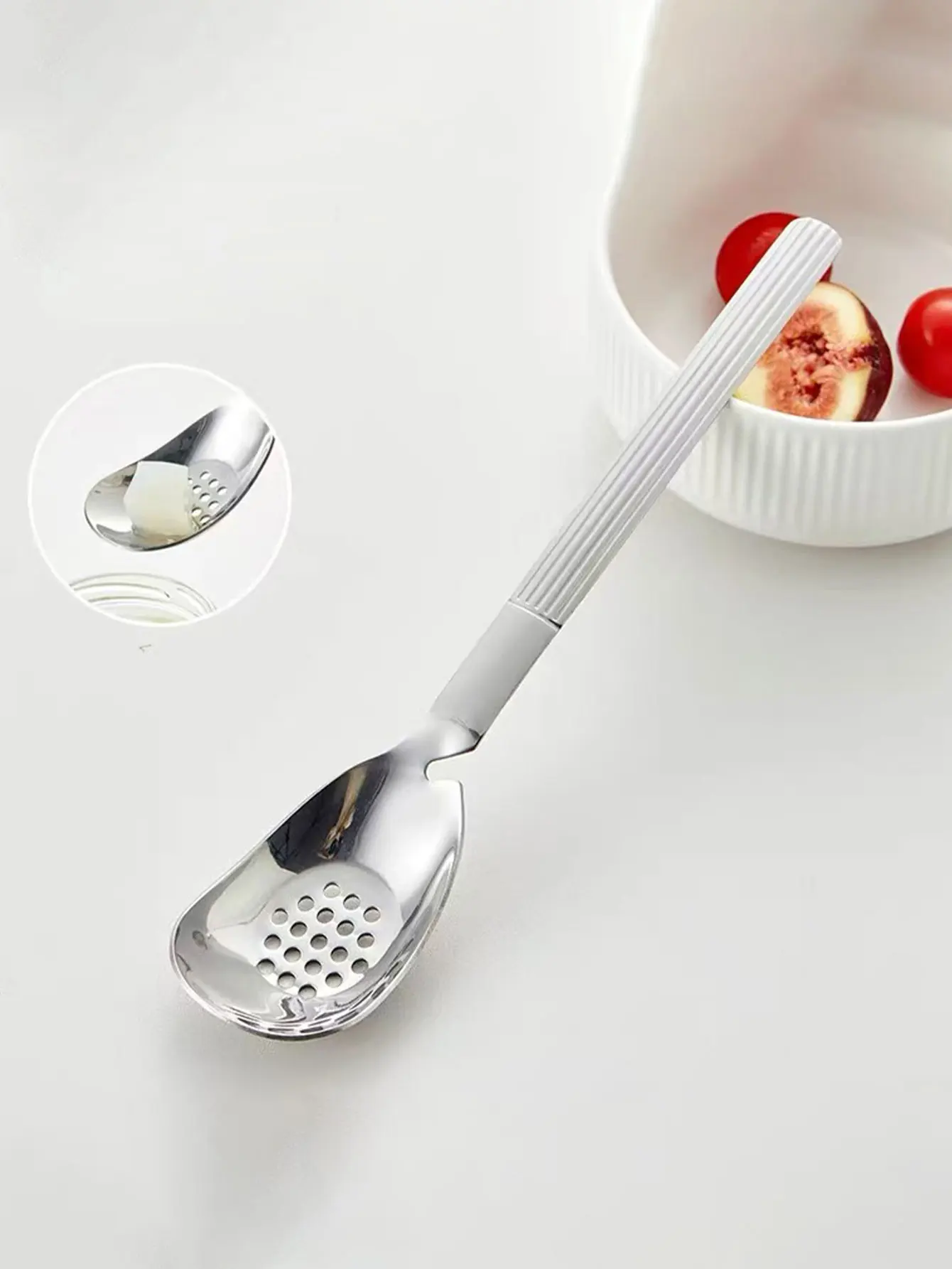 Stainless Steel Mini Skimmer for Scooping Olives, Sugar, Garlic, Small Strainer Spoon, Small Kitchen Household Food-Grade Draining Spoon, 1 Piece