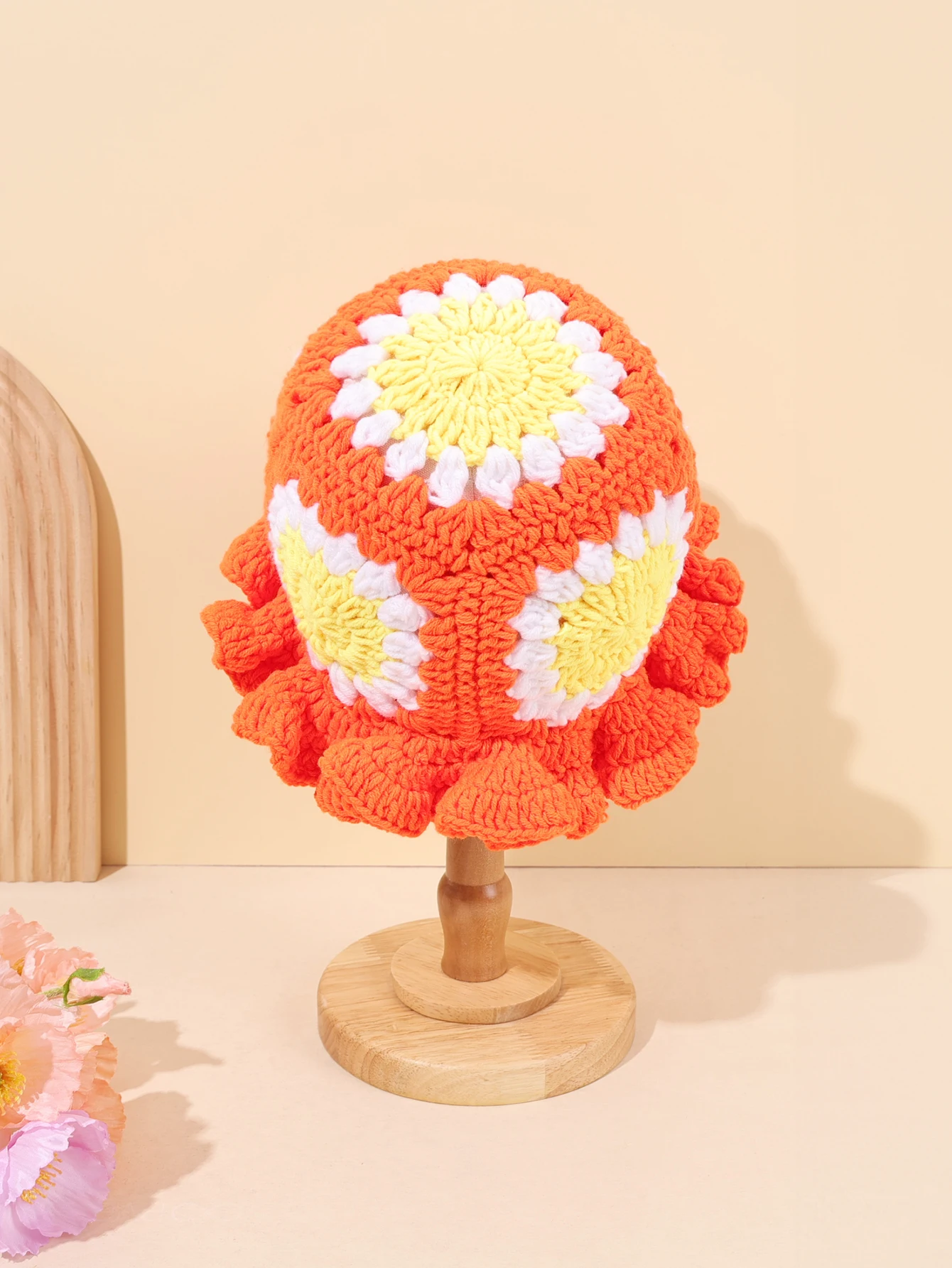 1 chapéu balde de crochê feito à mão laranja vintage com quadrados florais de avó e bordas com babados, perfeito para uso diário
