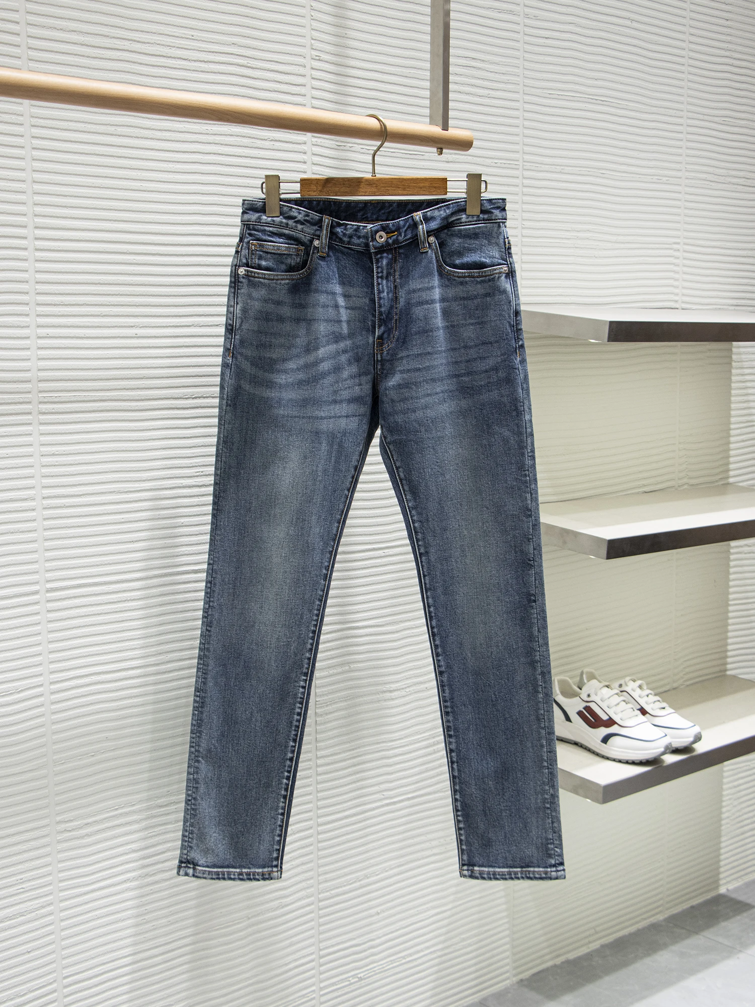 

Джинсы прямого кроя в стиле кэжуал, не слишком свободные и не обтягивающие, из денима, современные, для весны и осени, молодежные.