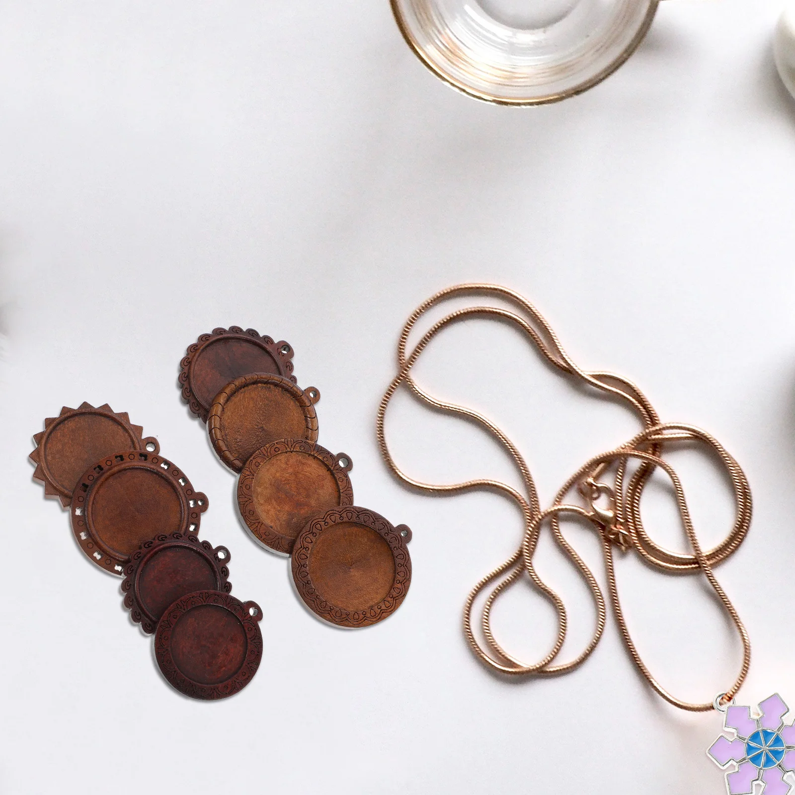 

32Pcs Round Pendants Trays Retro Wooden Pendant Base Set for DIY Jewelry Making Photo Resin Charms Tray Timeless Gem Stickers