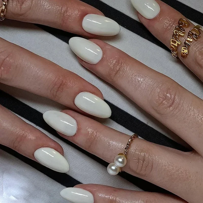 24Pcs Solid Color White Fake Nail Short Almond False Nails with Design Wearable Oval Press on Nails Finished Full Cover Nail Tip