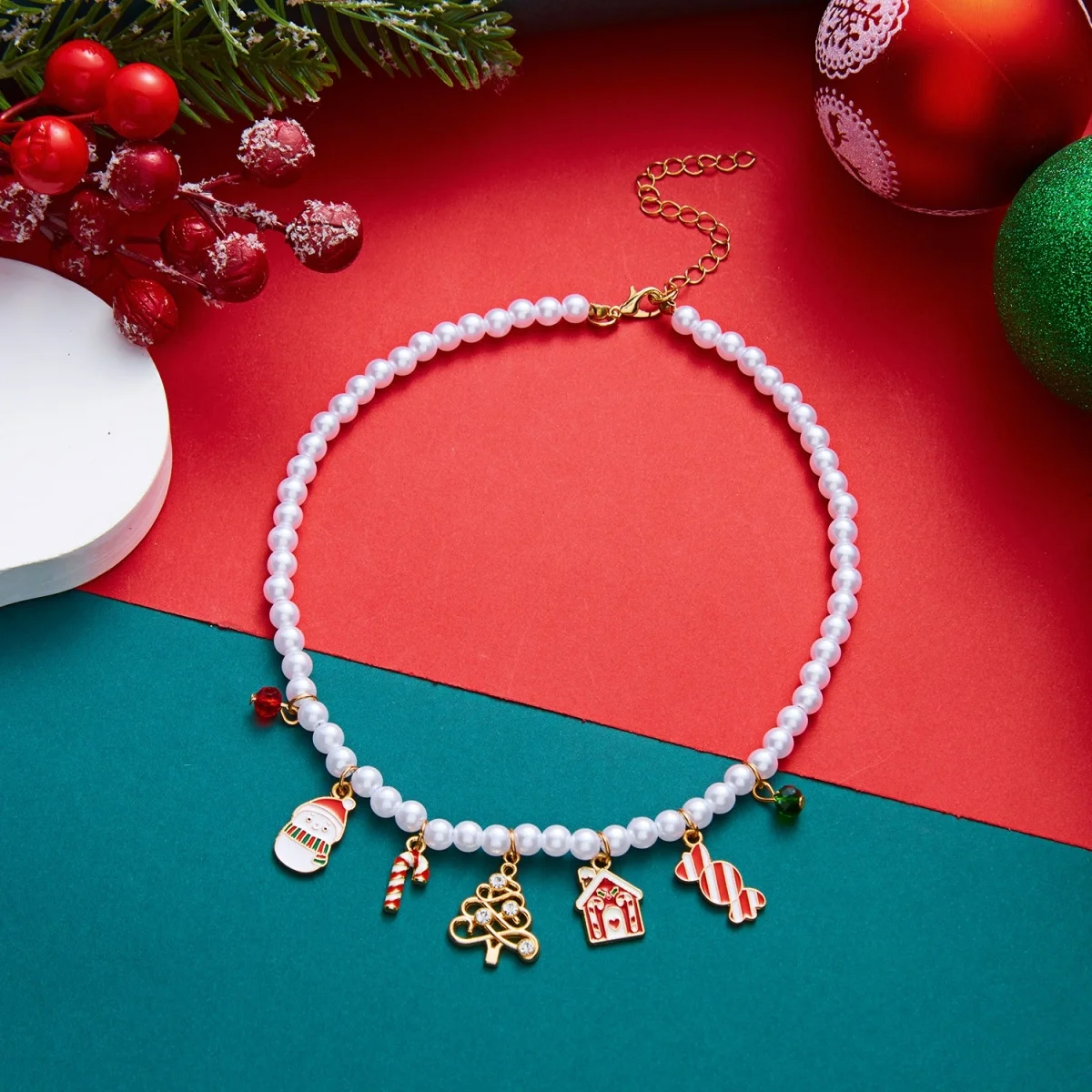 Weihnachts-Charm-Halskette mit Imitationsperlen für Damen, Emaille-Anhänger mit Lebkuchenmann, Schneemann und Rentier, verstellbarer Feiertagsschmuck, Geschenk – Detail 18