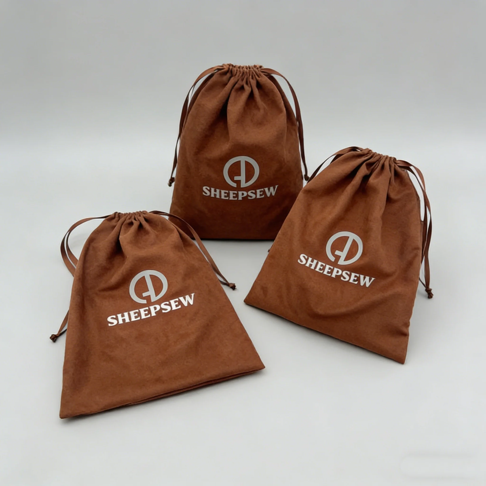 

Fashion Velvet Suede Drawstring Dust Bag with Screen Printed Logo, Portable Pouch for Clothing, Shoes, Cosmetics & Gift Packagin