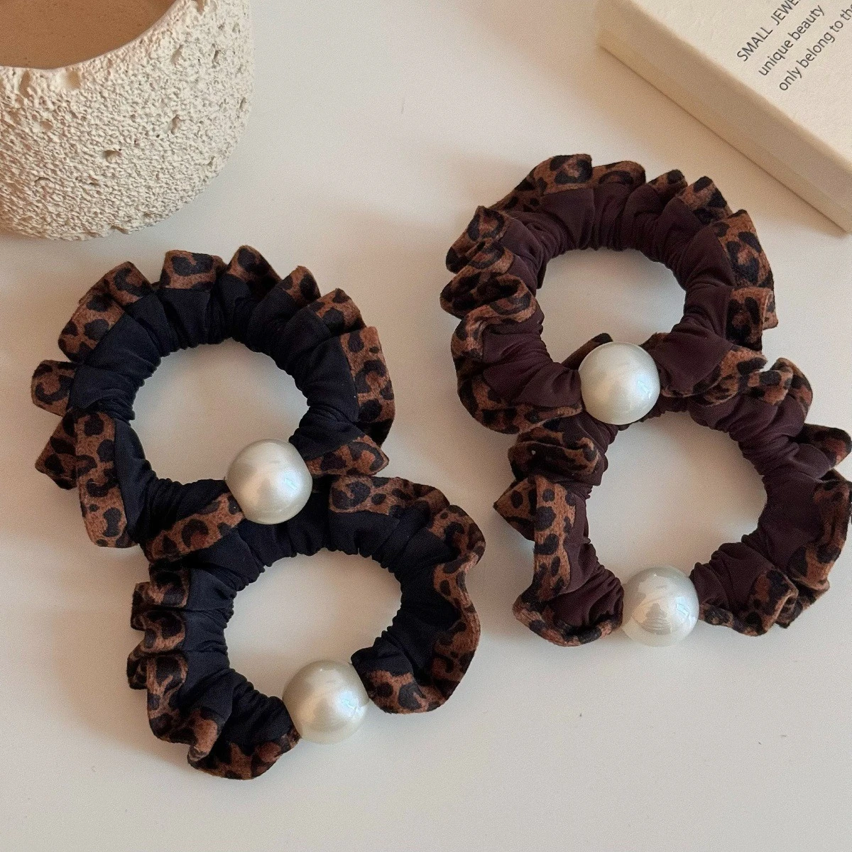 

Leopard Print Pearl Hair Scrunchies Hair Ties Elastic Rubber Bands Solid Color Soft Fabric Hairbands Women Hair Accessories New