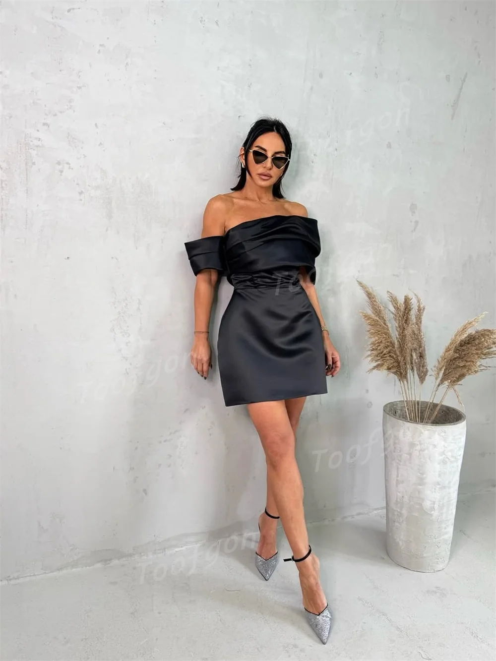 فساتين Toofgon أنيقة بدون أكتاف سوداء قصيرة للحفلات الراقصة ثنيات على شكل حرف A فساتين رسمية صغيرة لحفلات العودة للوطن ملابس رقص مخصصة