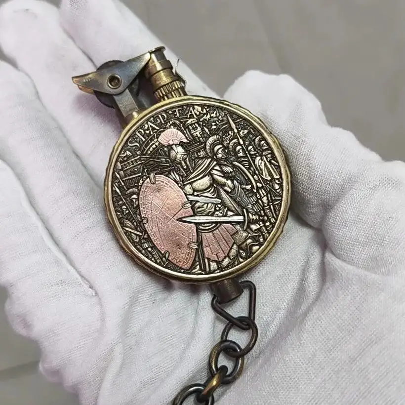 

Винтажная круглая керосиновая зажигалка из античной латуни с рельефом в виде черепа римского воина, коллекционный подарок для мужчин.