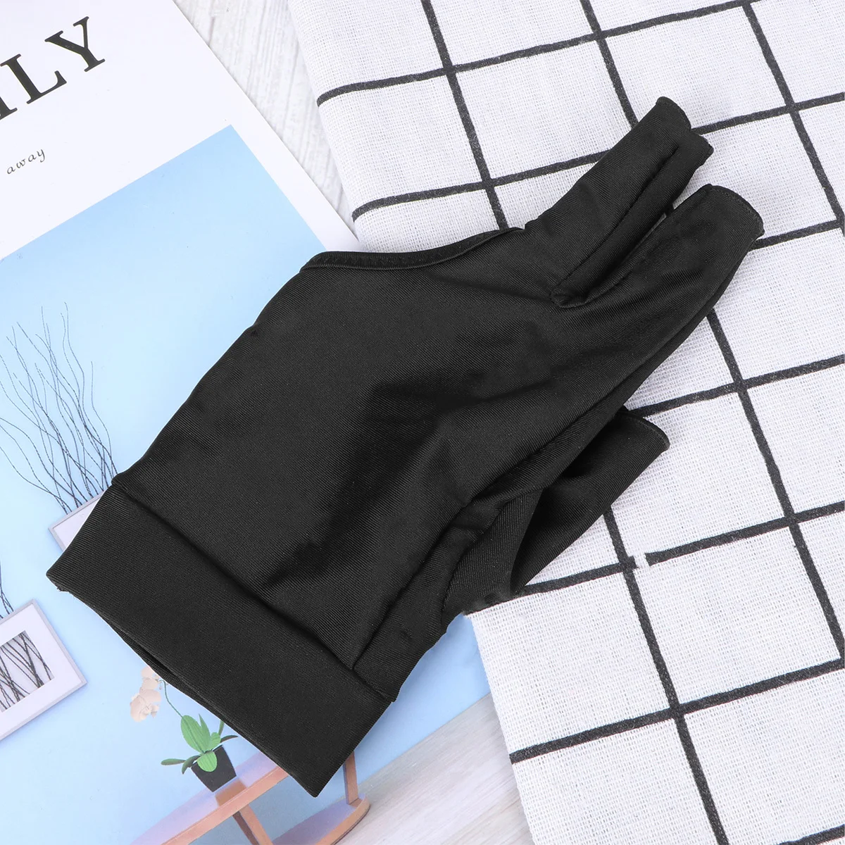 

3 Finger Billiards Glove Anti-Slip Snooker Glove Elastic Wrist Good Fit Fits Both Men Women Size L Black 3 Fingers Gloves